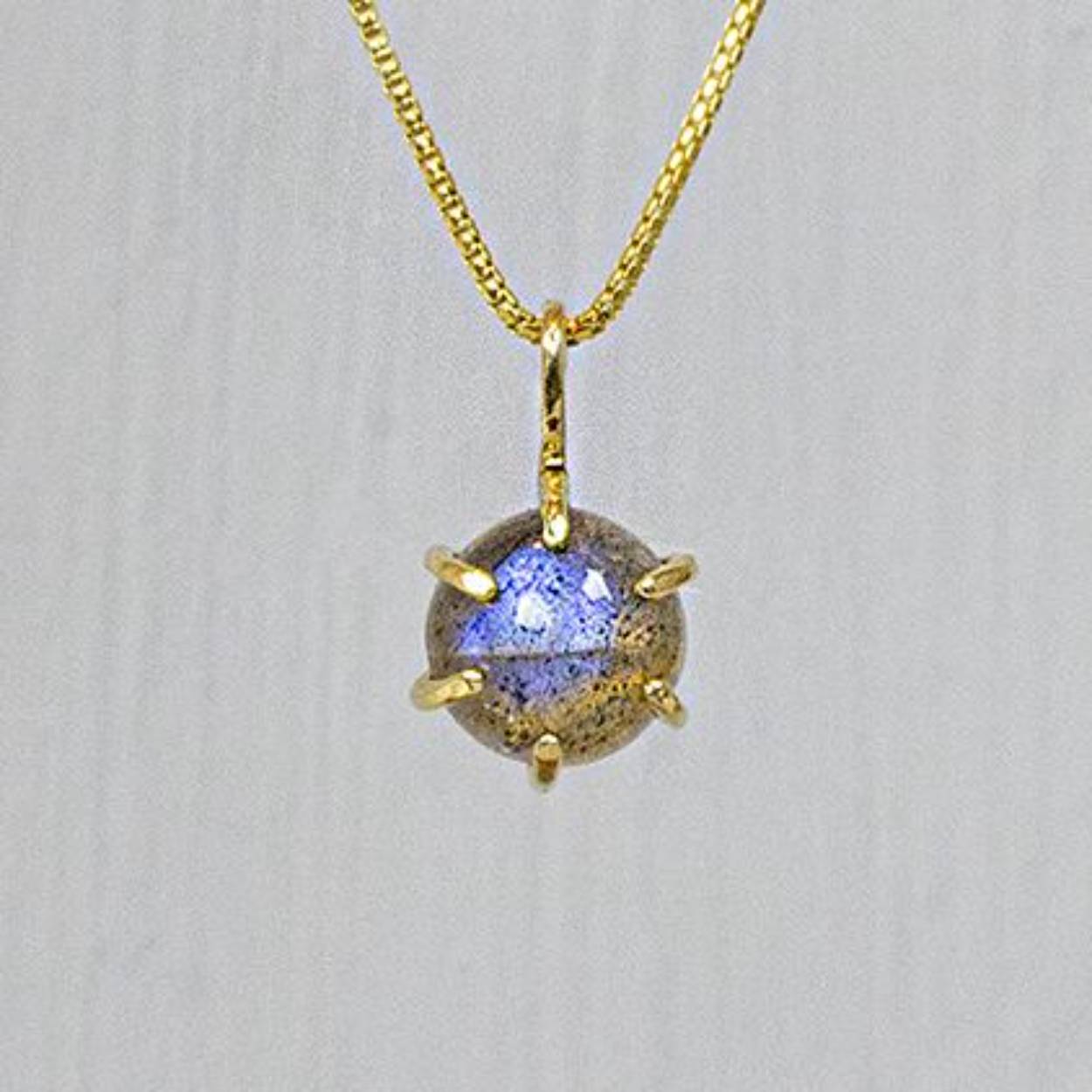 Collier van Jéh Jewels gemaakt van verguld zilver met een labradoriet hanger. Deze prachtige hanger is gemaakt van Labradoriet met daaromheen verguld zilver. Ook het kettinkje zelf is van verguld zilver. 