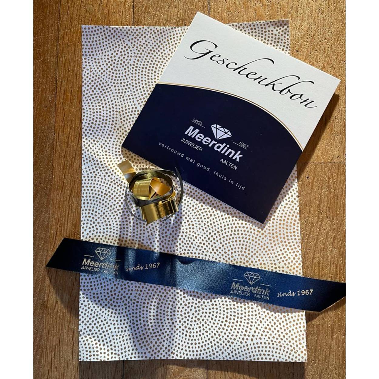 Feestelijk verpakte cadeaubon twv €25,- die op elk moment bij ons te besteden is. Deze waardebon is onbeperkt geldig. Geef bij de bestelling de gelegenheid aan, zodat we daar de verpakking op aan kunnen passen.