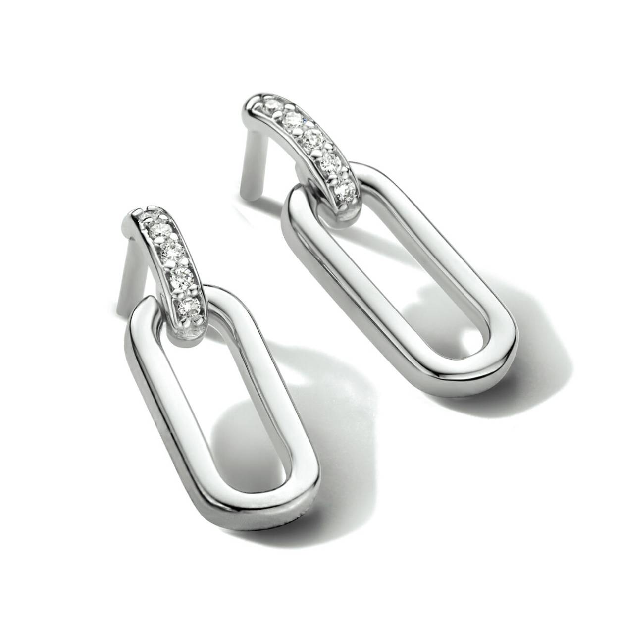 14k Witgouden oorhangers uitgevoerd met een schitterende diamant rij.  0.03crt H/SI 