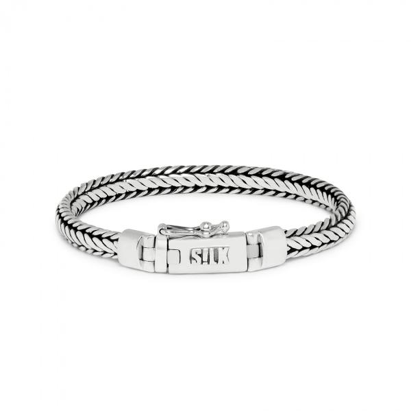 De Zipp collection 345 armband van SILK is een zeer mooi smal en fijn zilveren Balinees gevlochten armbandje. De armband heeft een in elkaar geweven structuur waardoor de armband mooi rond om de pols valt.