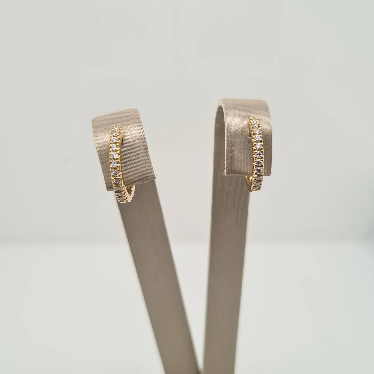 Prachtige 14 karaat gouden oorbellen met diamant, 0.13crt. 
