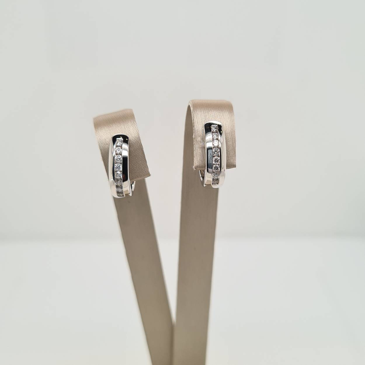 Prachtige 14 karaat witgouden oorbellen met diamant, 0.22crt. 