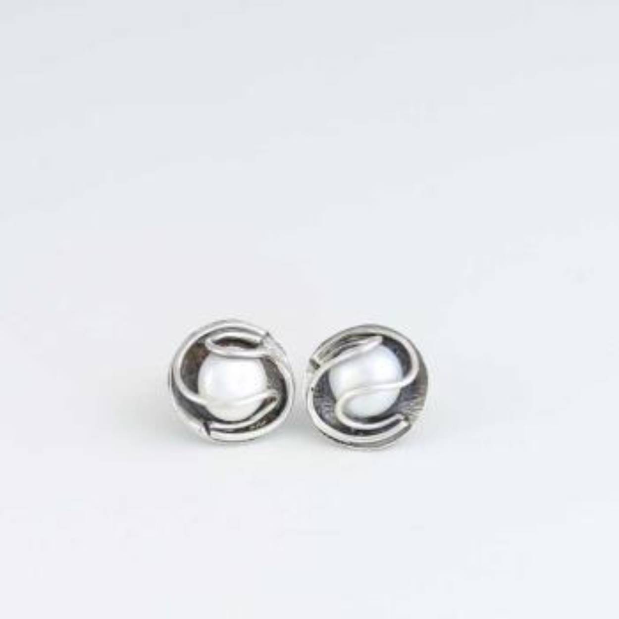 Buttner Schmuck handgemaakte sieraden vervaardigd in een klein atelier uit de Harz, zilver oorstekers met zoetwater parel.