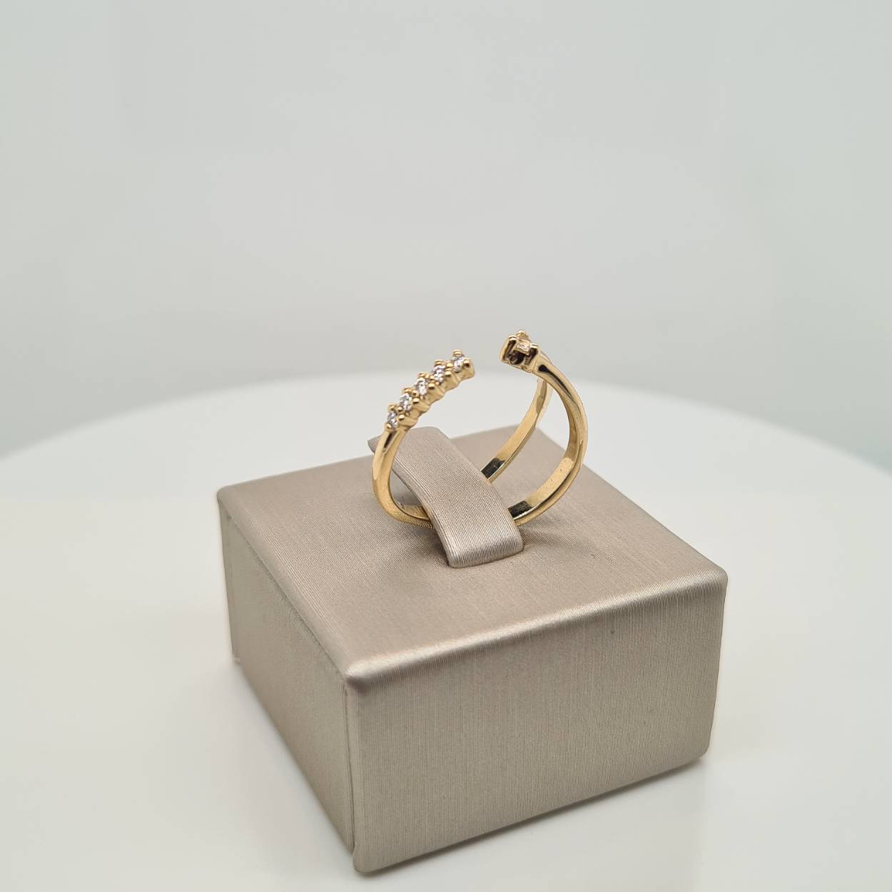 Prachtige 14 karaat gouden ring bezet met diamant. De maat van de ring is 53. 