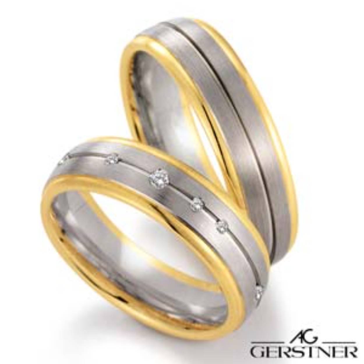 14 karaat bicolor trouwringen G/W/G, de damesring is gezet met in totaal 0.095crt briljant. 6mm
Prijs is op aanvraag