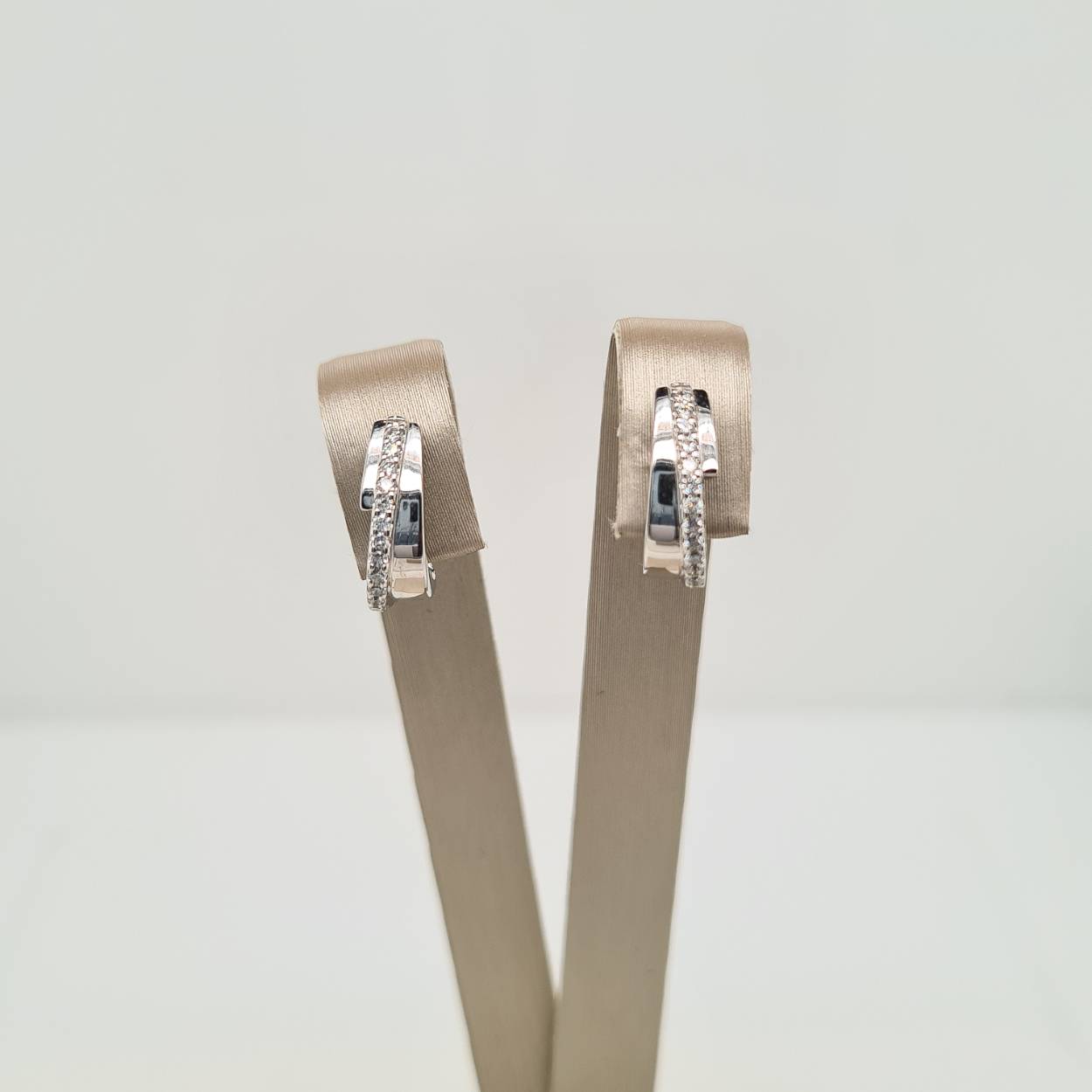 Prachtige 14 karaat witgouden oorbellen met diamant, 0.14crt. 