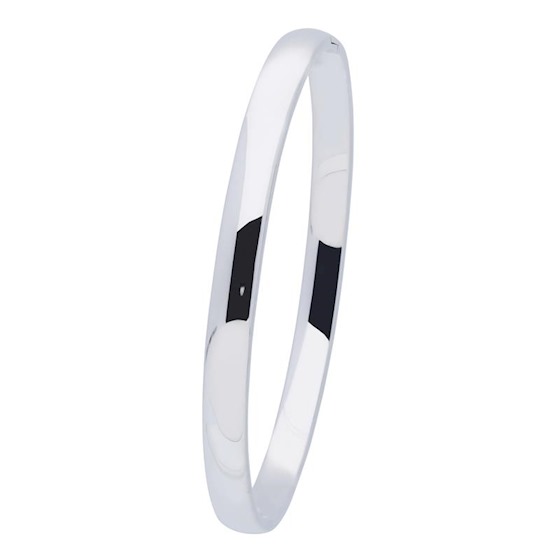 Huiscollectie massief zilveren bangle armband. De bangle heeft een bolle afwerking en een diameter van 60 millimeter en een breedte van 6 millimeter. Het is mogelijk om deze armband  te graveren. Vraag naar de mogelijkheden.