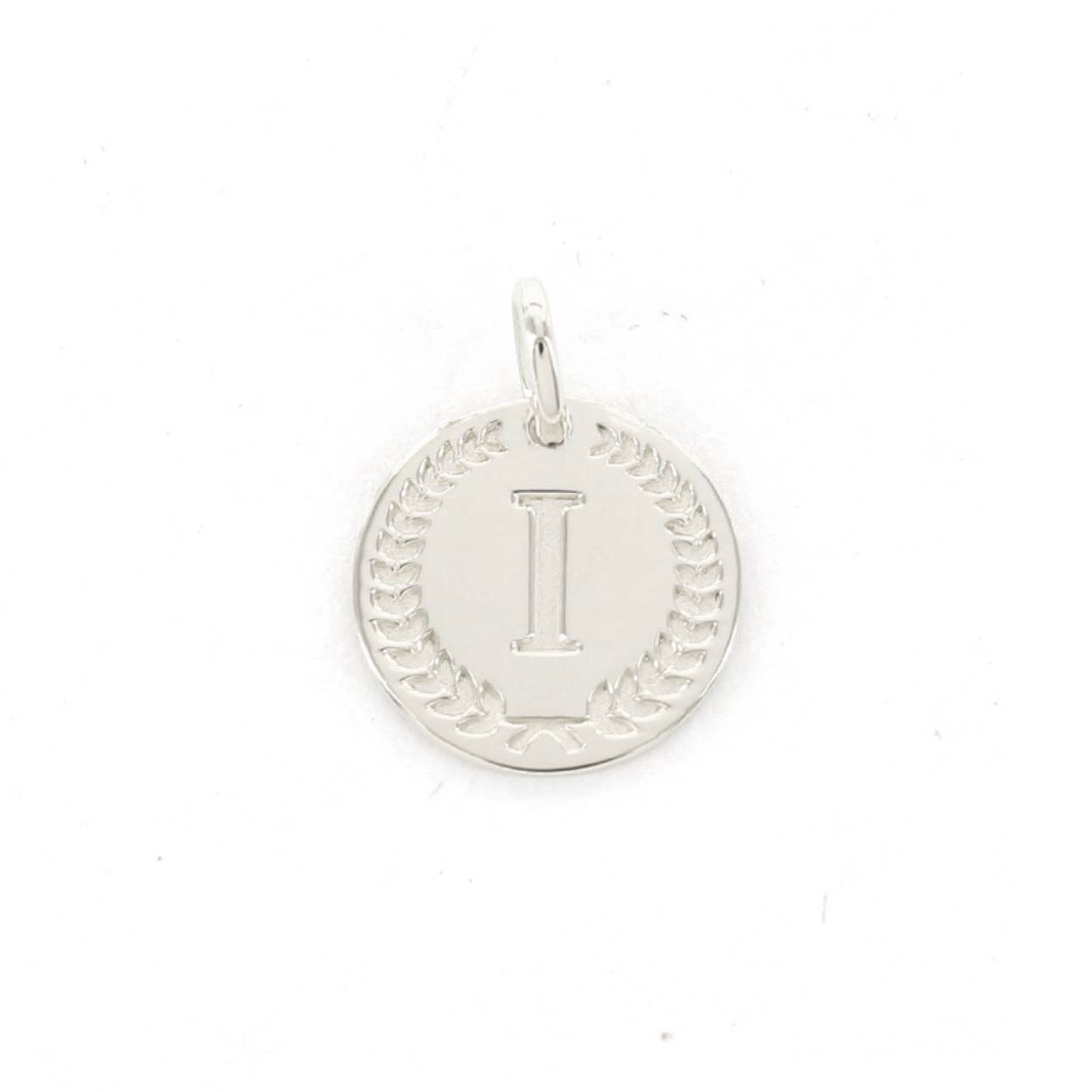 Voor deze hanger heb je een Imotionals ketting nodig. Imotionals kettingen hebben een klein oogje dat door de hanger past.

De collectie hangers en bedels van Imotionals bestaan uit initialen en symbolen. Kies je collier en bedel(s) naar keuze en creëer zo je gepersonaliseerde Necklace.  Je schuif de bedel aan het collier, de lengte kun je zelf bepalen, en hoe leuk is is om 2 of 3 lengtes samen te dragen. Creëer your own Necklace Party.

Imotionals is een zilveren sieradenlijn bestaande uit dunne colliers en hangertjes, het laatste in de vorm van initialen en symbolen. waarmee je door middel van colliers, initialen en symbolen expressie geeft aan jou gevoelens of gedachten.

Een letter sieraad zorgt ervoor dat je jouw look een persoonlijke touch kan geven. Kies voor je eigen letter of de letter van je beste vriendin, vriend, moeder of iemand anders die je dierbaar is. Je kunt er zelfs een hele naam aan hangen, met bijvoorbeeld een hartje of sterretje symbool voor extra betekenis. Ook mega leuk om te geven als cadeautje. Get it before it's gone!