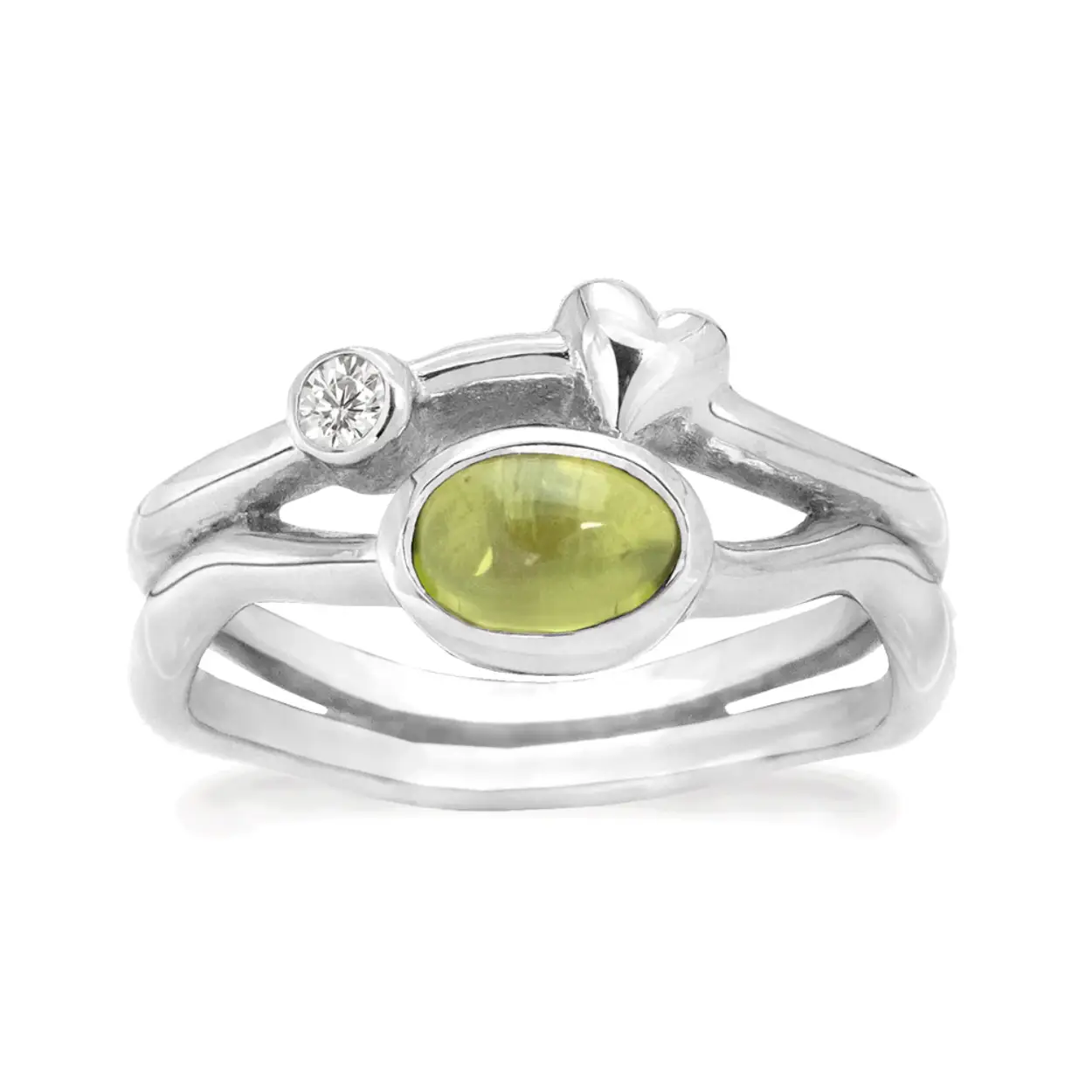 Rabinovich Ring - Rainforest Dew.
Deze sterling zilveren ring heeft een mooie 7 x 5 mm peridoot. De ringband is versierd met een sterling zilveren hartje en een 2,5 mm zirkonia.