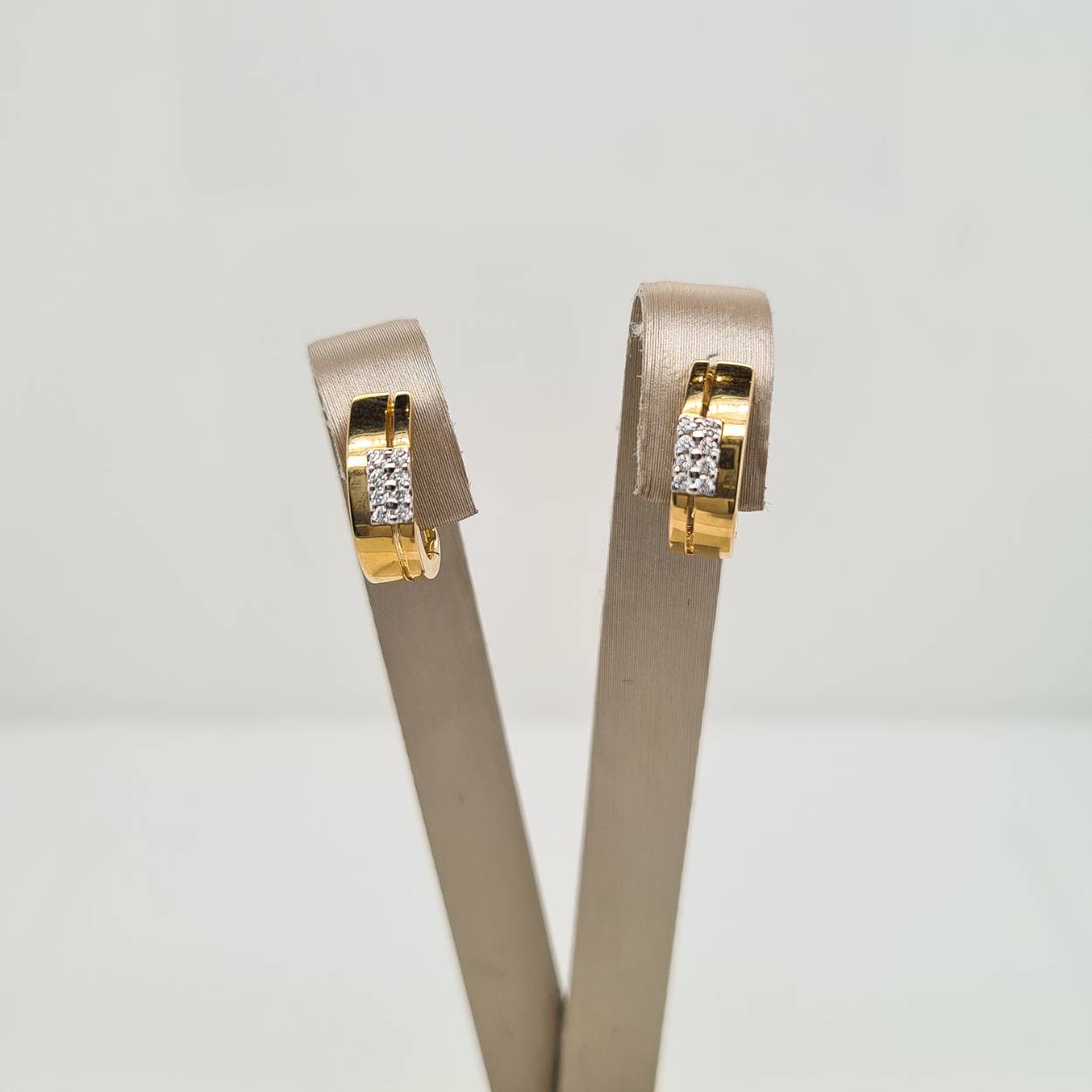 Prachtige 14 karaat gouden oorsieraden met diamant, 0.08crt. 