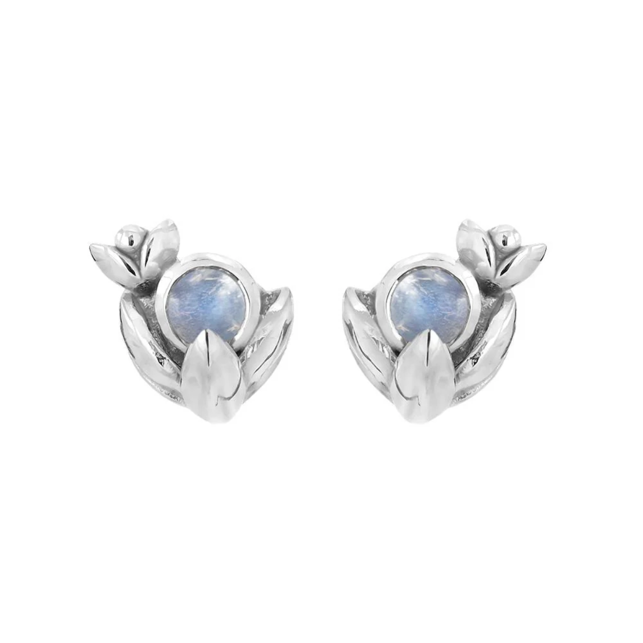 Deze sterling zilveren oorknoppen bevatten elk een 4 mm maansteen.