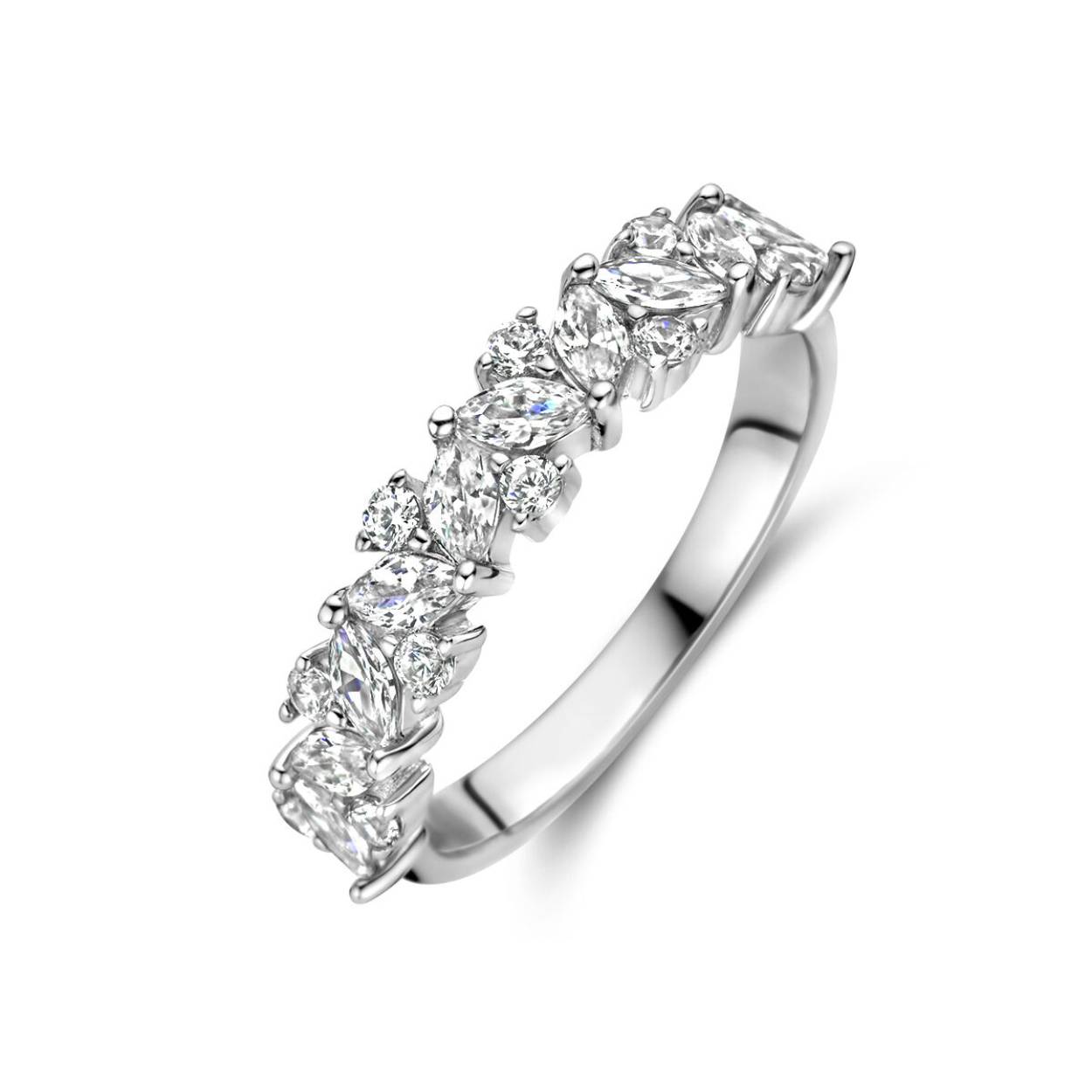 Gerhodineerd 925 zilveren ring uitgevoerd met zirkonia. De ring heeft een breedte van 4.5mm.