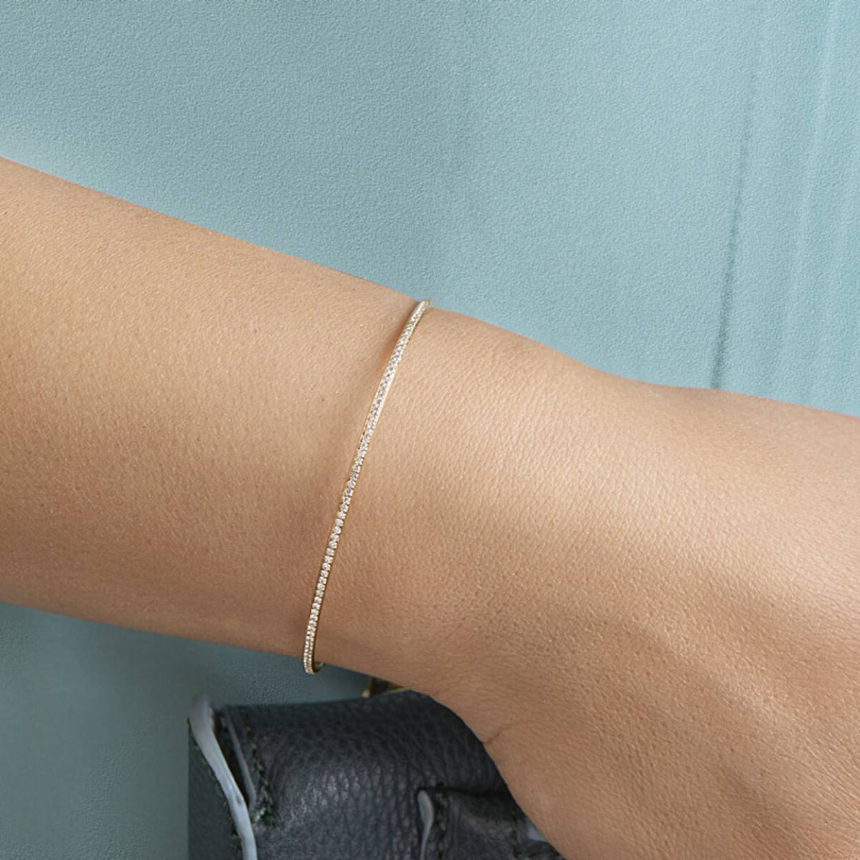 My Style Diamonds bi-color bangle met diamant 0,48 crt GH-SI.
14k geel/ witgouden bangle uitgevoerd met een schitterende diamant rij en een stevige scharnier sluiting. 