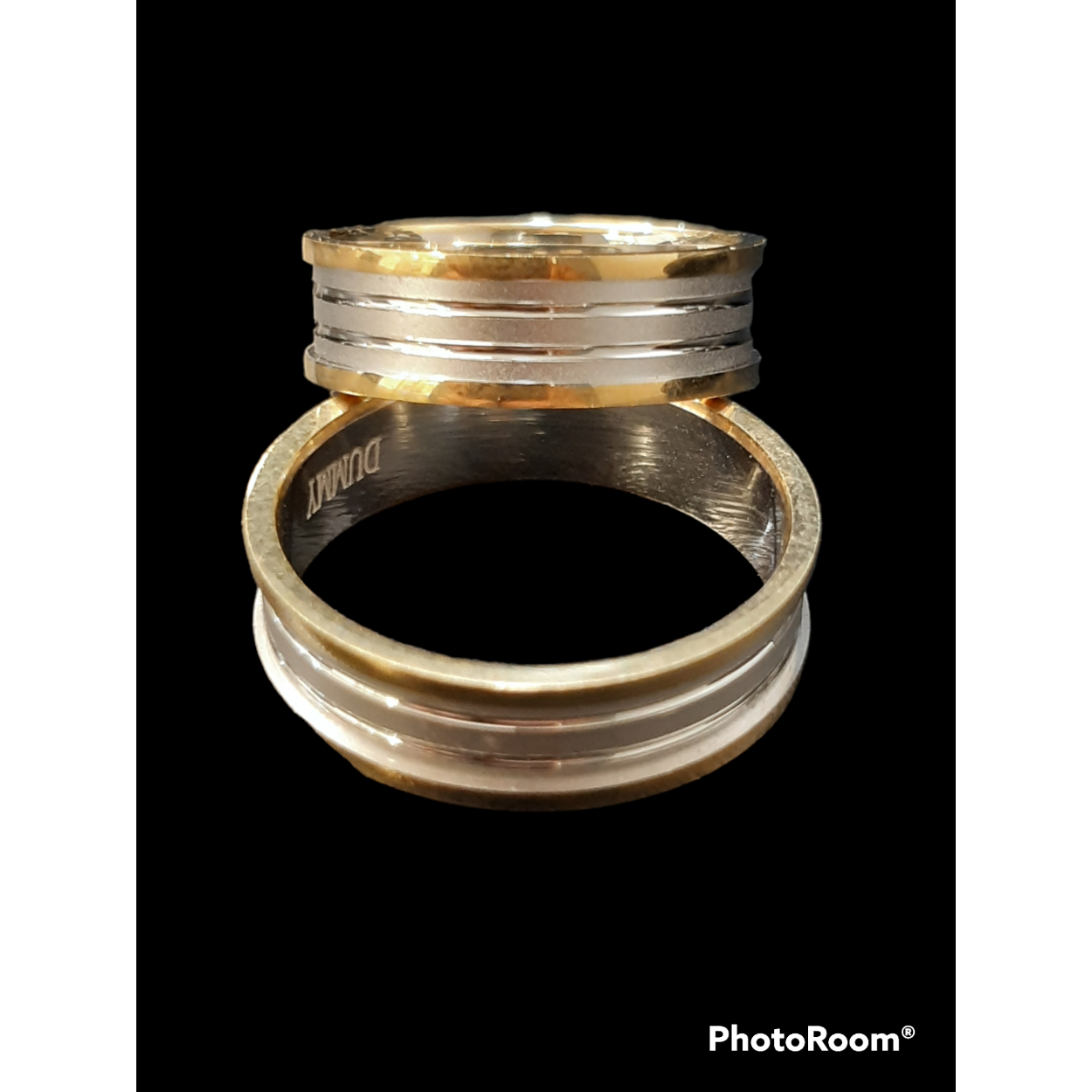 De gouden ring met modelnummer BREA-0002512 is een prachtige trouwring, gemaakt van 14-karaats goud en heeft een goud-zilver kleur. Deze ring is ideaal voor speciale gelegenheden zoals bruiloften. Draag deze tijdloze en elegante ring als symbool van liefde en verbondenheid. Voeg een vleugje klasse toe aan elke outfit met dit prachtige sieraad.