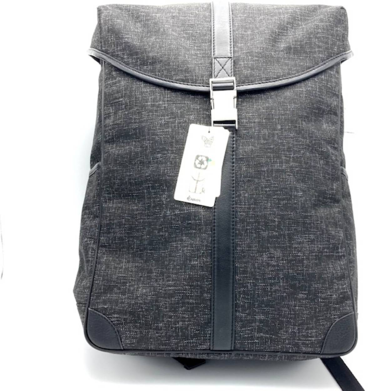 Fraaie rugzak voor de milieu bewuste man of vrouw. Gemaakt van  gerecyclede petflessen.
De tas is voorzien van tweehouders voor een drinkfles. Binnen in de tas twee steekvakken, 1 vak voor een laptop en een ritsvak.

Afmetingen:
Hoog 44cm x breed 31cm x diep 13cm