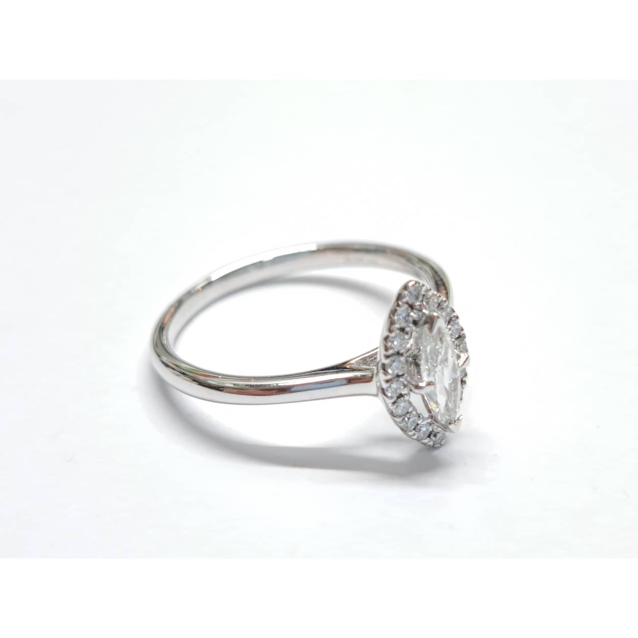 14 Karaat wit gouden ring bezet met marquise geslepen diamant en diamant briljant geslepen. 
Marquise:0.40 Karaat 
Briljant: 16x0.02 karaat