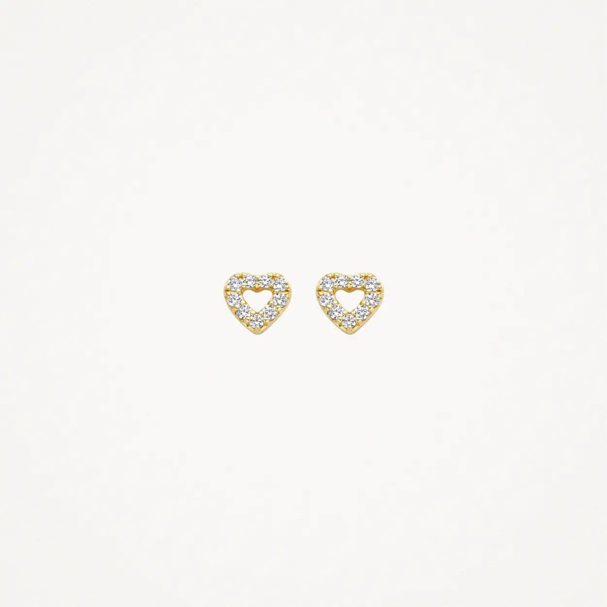Stijlvol, betekenisvol en schitterend, dat zijn deze 14k geelgouden oorknoppen met zirkonia. De hoogte van de hartjes is 14,7 mm. Deze oorknopjes laten zich goed combineren met andere oorsieraden uit onze collectie en zijn een bijzonder geschenk aan jezelf of iemand anders. 