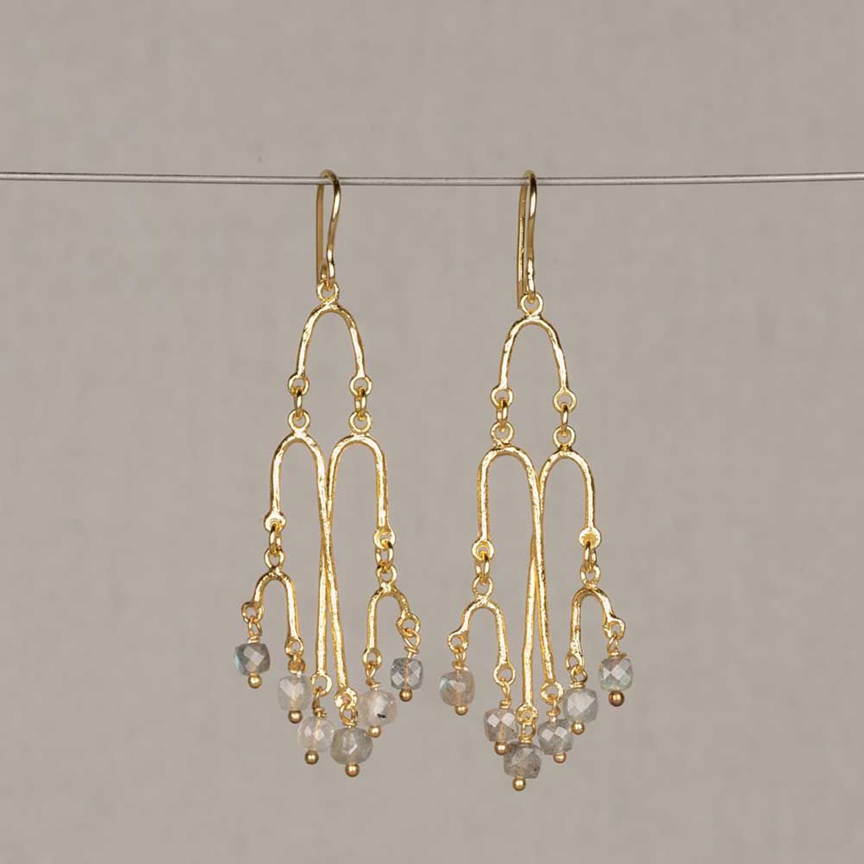 Oorhanger gemaakt van zilver verguld met daaraan de edelsteen Labradoriet. Deze oorbellen hebben de vorm van een dromenvanger! Labradoriet staat voor Intuïtie, creativiteit en bewustwording. Combineer deze oorbellen met een mooi collier, een armband en ring voor een complete look.