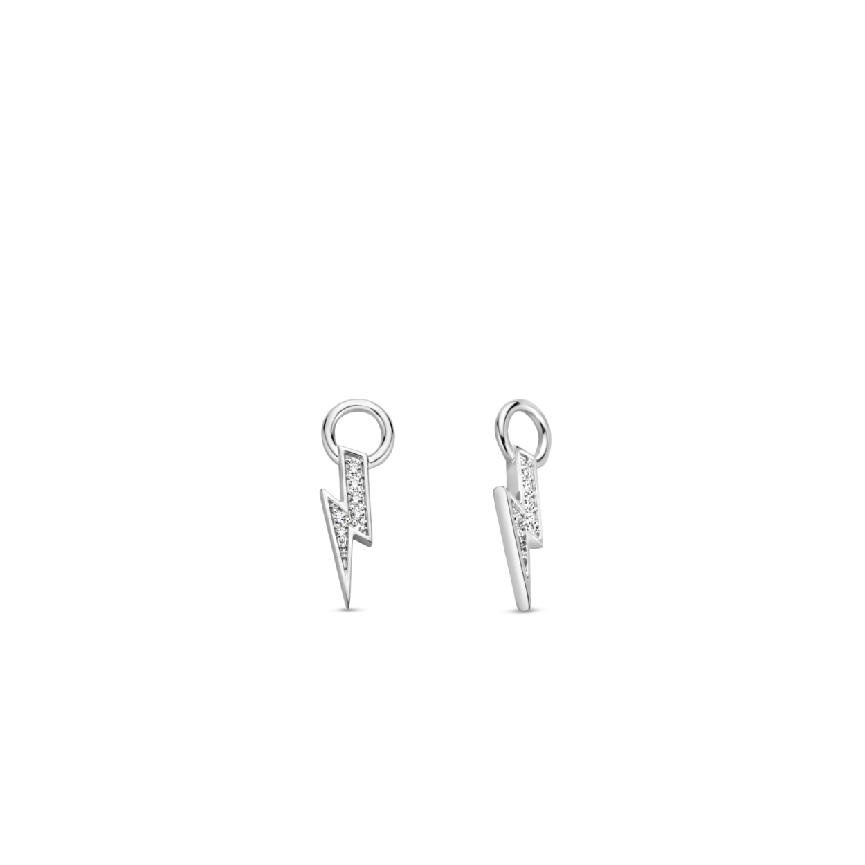 Deze TI SENTO - Milano zilveren oorbedels 9245ZI zijn ontworpen in de vorm van bliksemschichten en verrijkt met een pavé van cubic zirconia steentjes. Deze luxueuze oorbedels zijn vervaardigd uit 925 sterling zilver en gecoat met een laagje rhodium om ze te beschermen en hun glans te behouden. Ze staan symbool voor de bruisende energie van het leven. Combineer de oorbellen met symbolen van sterrenbeelden voor een stralende look.