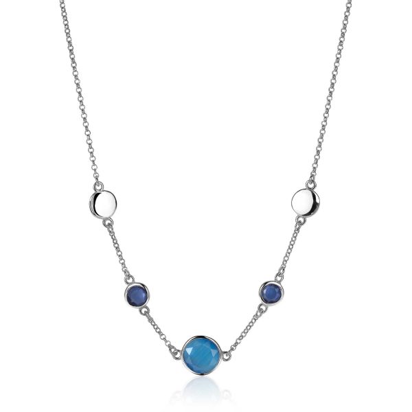 ZINZI zilveren collier met subtiele schakel, voorzien van twee vlakke rondjes en drie grote ingelegde blauw en kobalt gekleurde ronde kleurstenen. De lengte van dit collier is te variëren tussen 42 en 45 cm. Vervaardigd van eerste gehalte zilver (925) en voorzien van een extra rodiumlaag voor een langdurige glans.