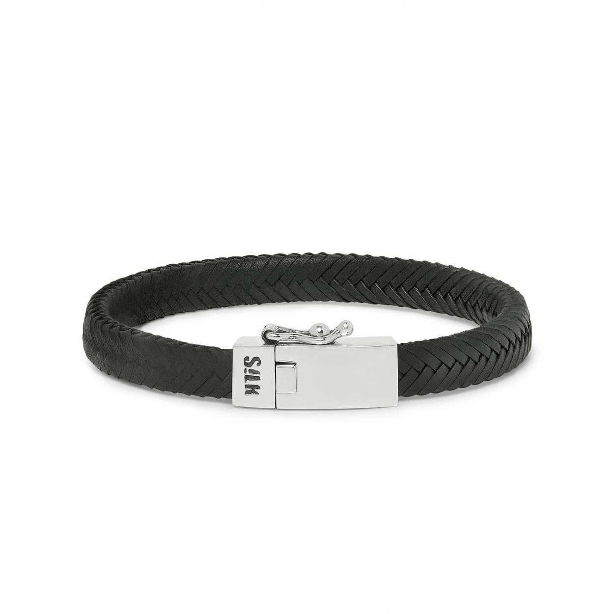 Deze gevlochten lederen armband met zilveren baksluiting is gemaakt van zacht lamsleer daardoor valt de armband soepel om de pols en heeft het een prettig draagcomfort. 8mm breed 21cm lang
