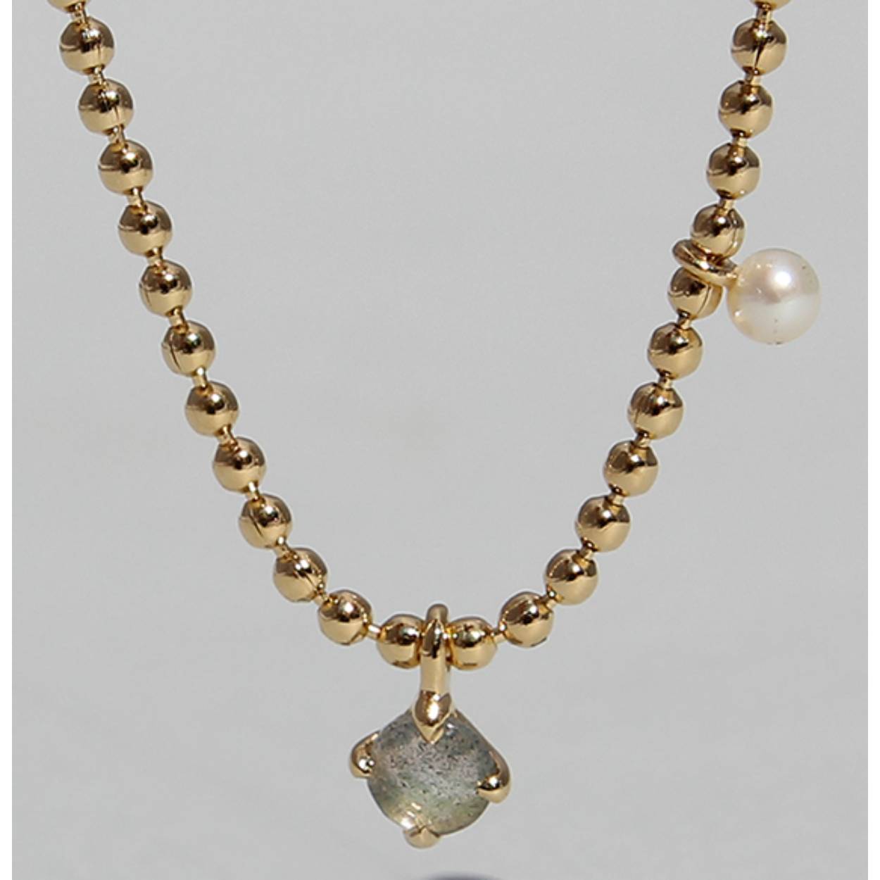 Zilver vergulde collier met hanger labradoriet en zoetwaterparel.