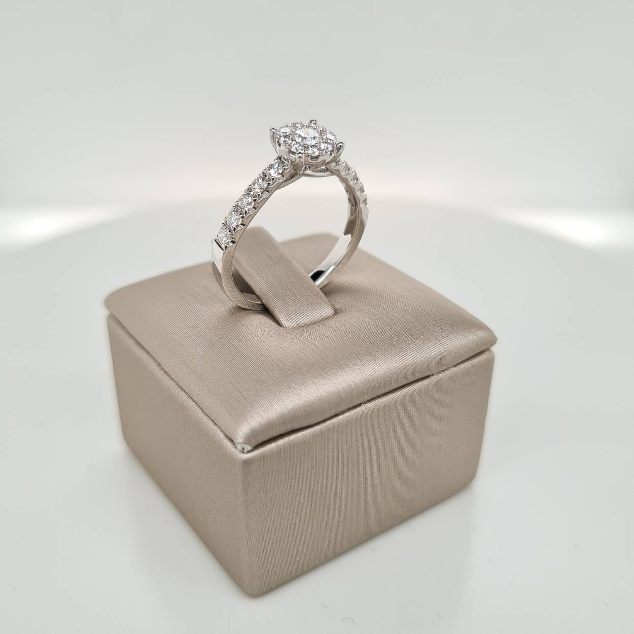 Prachtige 18krt witgouden ring met diamant, 0,62crt G Si. De maat van de ring is 52 (16.5). Heeft u een andere maat, neem dan gerust contact met ons op.

De ring is mooi te combineren met een witgouden sider ring.