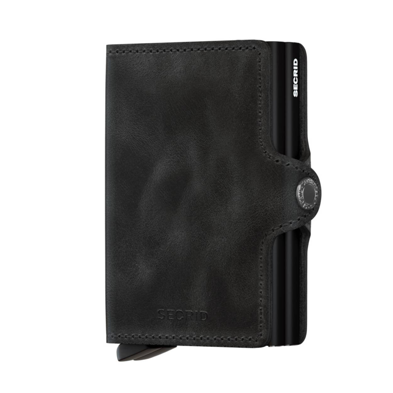 Twinwallet Vintage Chocolate is van gecorrigeerd leer, gemaakt in Nederland van Europese runderhuiden. Bezoek onze leerpagina voor meer informatie over leereigenschappen, ons productieproces en verzorgingsinstructies. Draagt 8 verdikte of 12 platte kaarten 4 extra kaarten Bankbiljetten Visitekaartjes Bonnetjes
Afmetingen en gewicht 70 x 102 x 25 mm 130 g