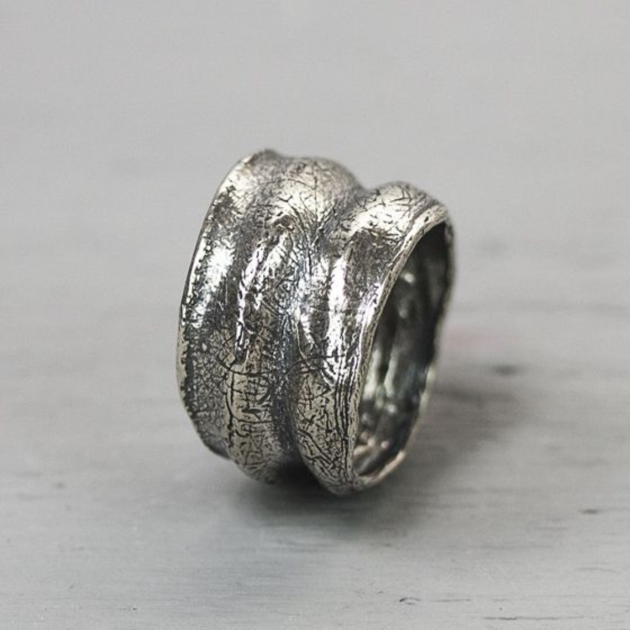 Deze 'Harmonica' ring van Jéh Jewels is vervaardigd van 925 sterling geoxideerd zilver. De 14 mm. brede ring kan perfect gecombineerd worden met de bijpassende sieraden van Jéh.