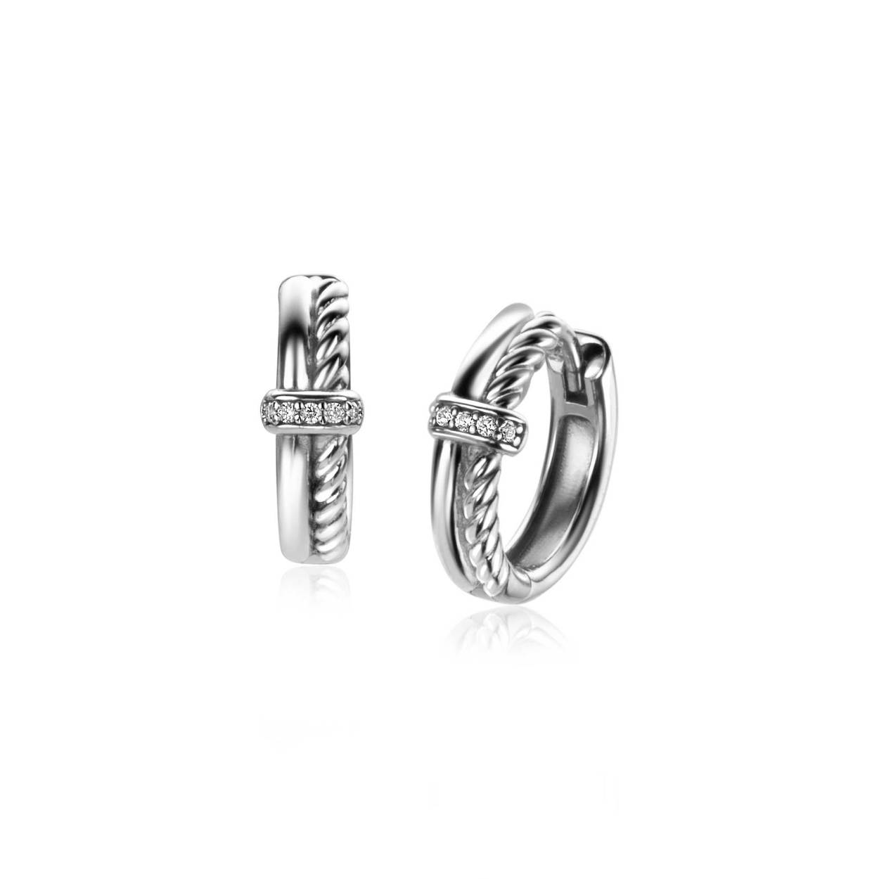 ZINZI zilveren oorstekers (15mm) met twee hartjes boven elkaar waarvan de onderste sierlijk bezet is met witte zirconia's. Daaronder hangt een grotere peervorm, bezet met een saffierblauwe kleursteen. Vervaardigd van eerste gehalte zilver (925) en voorzien van een extra rodiumlaag voor een langdurige glans.