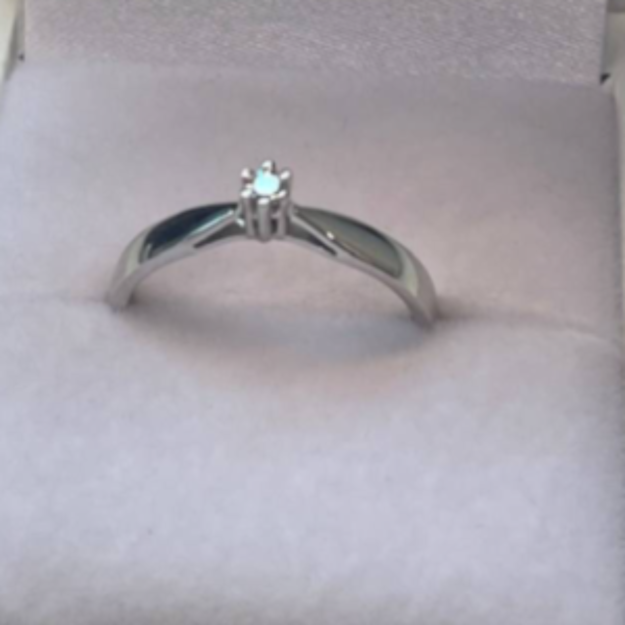 De Eclat witgouden klassieke solitair ring KL5 heeft een elegante ronde vorm en is gemaakt van goud met een schitterende glans. De ring bevat een 0.05ct Tw/Vvs diamant en is maat 17.25. Draag deze verfijnde ring solo voor een tijdloze uitstraling of combineer met andere sieraden voor extra flair.