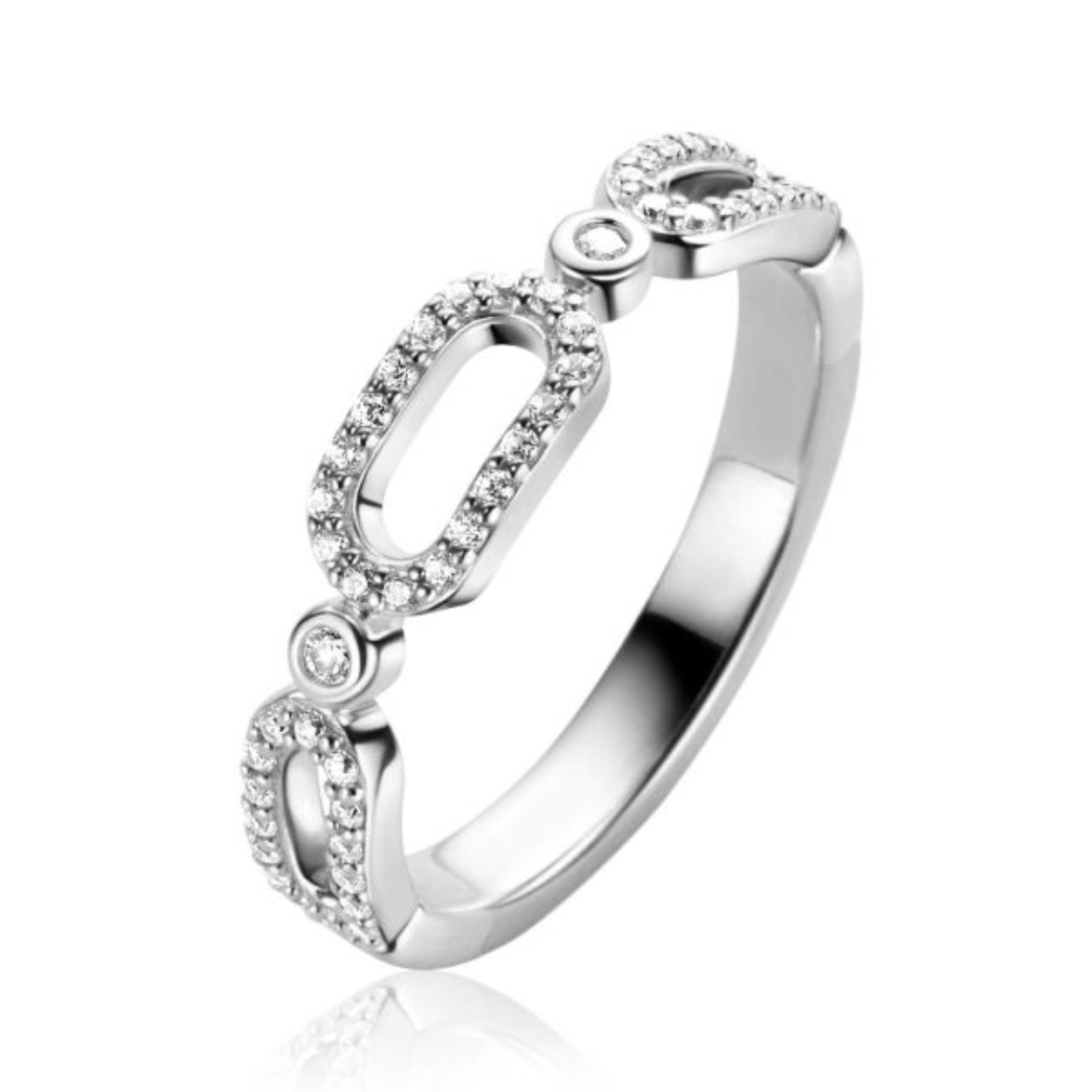 ZINZI zilveren ring met drie trendy ovale schakels, schitterend bezet met witte zirconia's. De schakels zijn sierlijk verbonden door twee ronde zettingen, bezet met witte zirconia's. De ring is 5mm breed. Vervaardigd van eerste gehalte zilver (925) en voorzien van een extra rodiumlaag voor een langdurige glans.