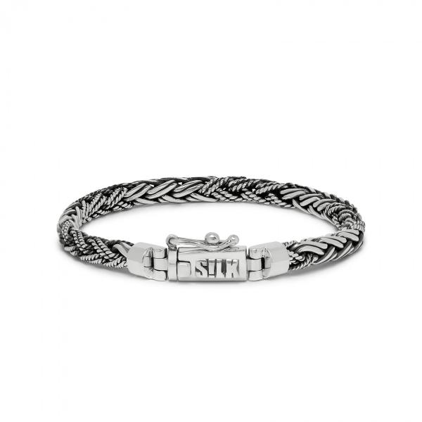 De Double fox 372 armband van SILK Jewellery is een zeer verfijnd gevlochten zilveren armbandje wat sluit middels een bakslot. De gevlochten armband combineert twee stijlen in elkaar geweven vossenstaart structuren. Combineer tot een eigenzinnige creatie met bijvoorbeeld een lederen SILK armbandje of een van de andere smalle ronde armbandjes uit de SILK Jewellery collectie. SILK onderscheid zich met haar puur traditioneel vakmanschap en een verfrissend rebelse uitstraling. Hét eigenzinnige zilver merk heeft een zeer uitgebreide collectie handgemaakte sterling zilveren sieraden met zilver en leer. Haar zilver collectie staat bekend om haar massieve karakter, tijdloze stoere designs en verfijnde afwerking.