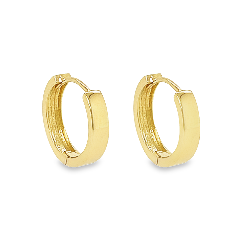 Deze 14-karaats geel gouden klapoorringen zijn volledig glad gepolijst en zijn hiermee een echte klassieker onder de sieraden. Deze oorringen zijn perfect voor liefhebbers van geelgoud.