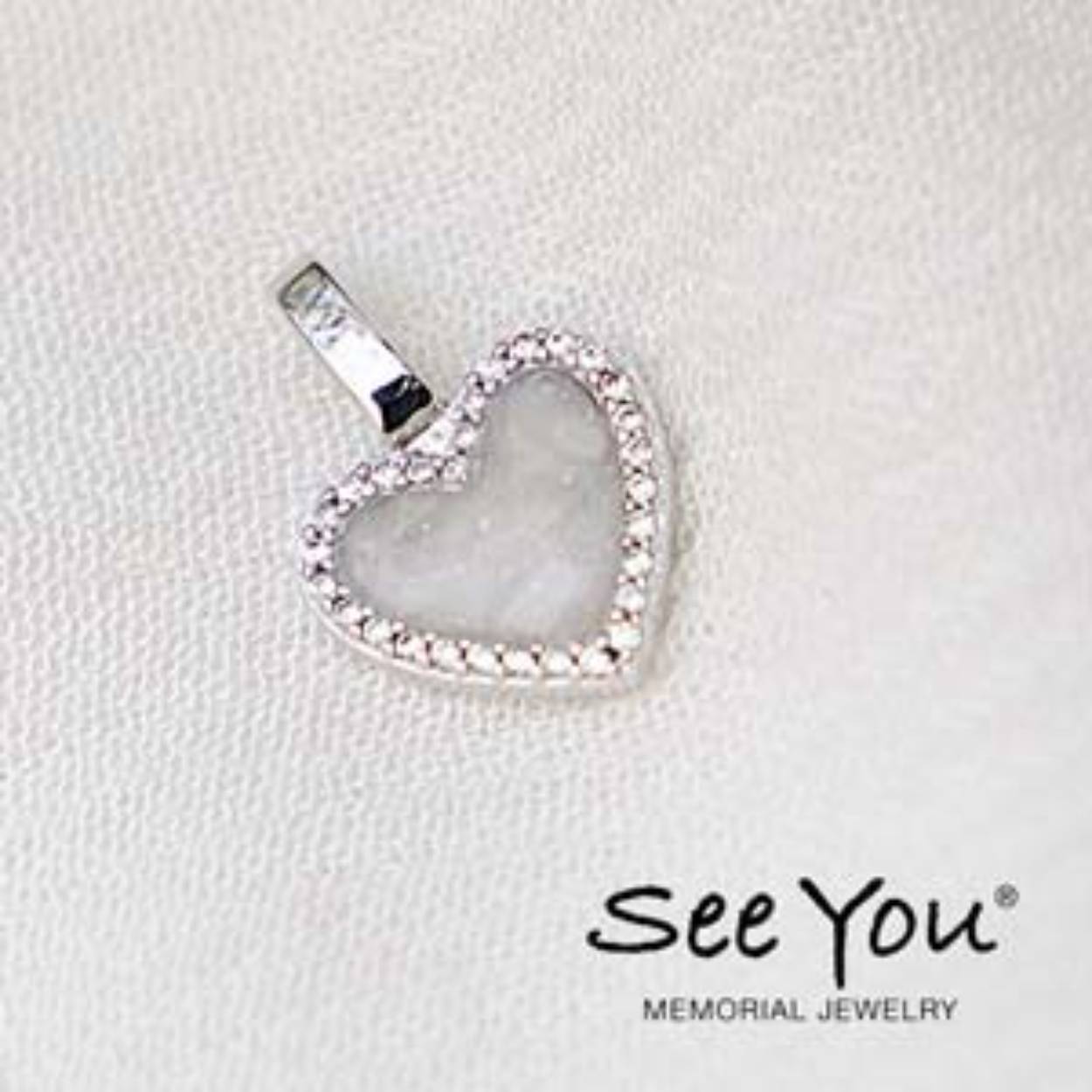 Hart hanger zilver. Dit sieraad wordt zichtbaar aan de voorkant gevuld met as en wordt vermengd met speciale hars. Dit kan door onze goudsmid voor u verzorgd worden.