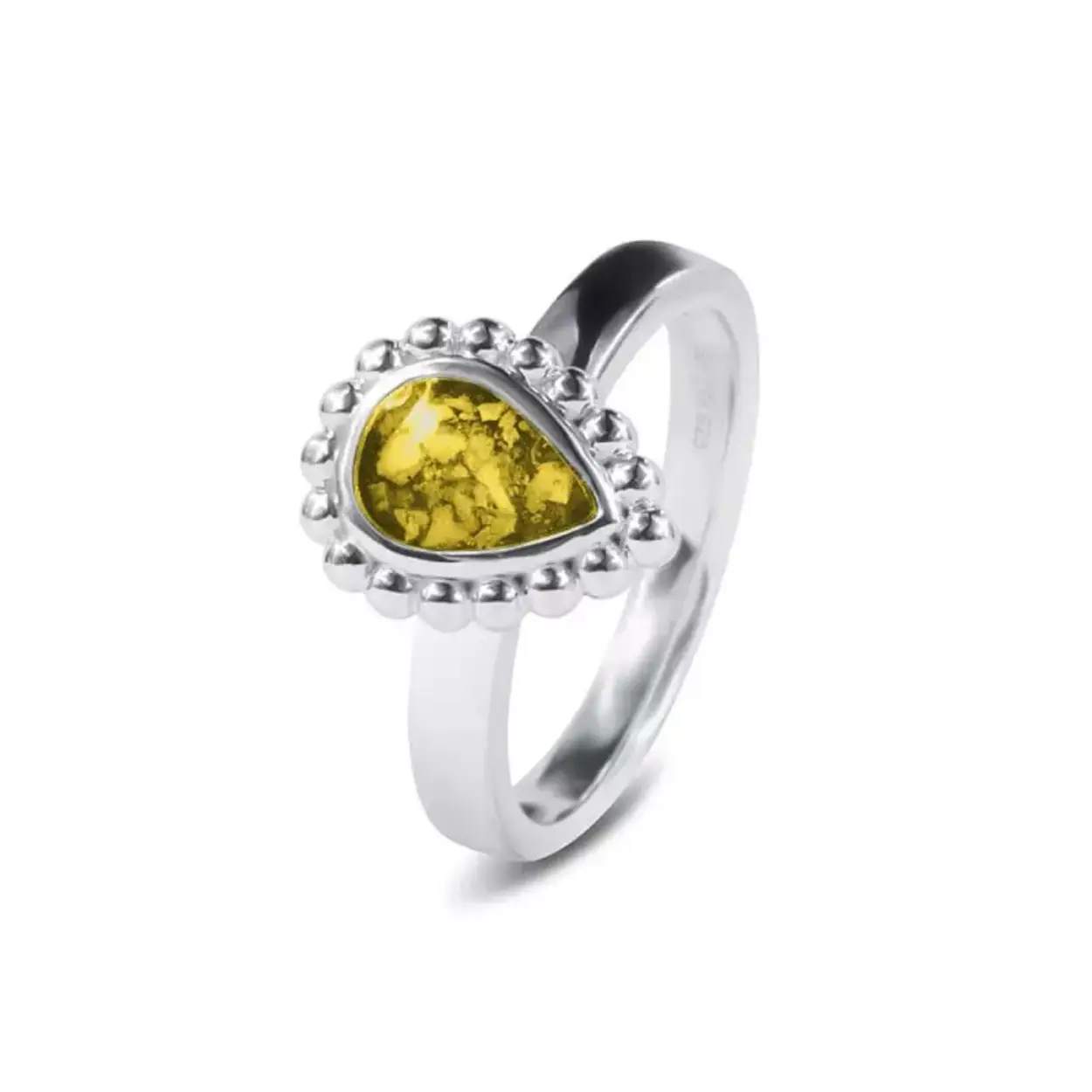  Deze ring waar as, haar of moedermelk in verwerkt kan worden. Dit sieraad wordt zichtbaar aan de bovenkant gevuld met as en wordt vermengd met onze speciale hars.

Het vulproces
U kunt bij het vulproces aanwezig zijn, zodat u kunt zien hoe netjes en respectvol er met de as van uw dierbare omgegaan wordt. Het verwerken van moedermelk en haar vergt meer tijd, 

Deze ring is op alle maten leverbaar en  leverbaar in  Zilver Geel -Wit-Rosé goud 

Tevens ook in een hanger-collier verkrijgbaar