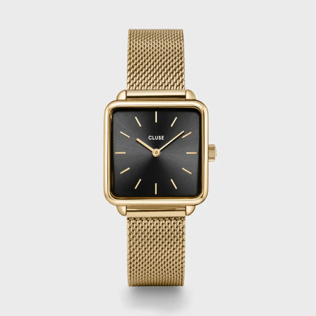 Ben je op zoek naar een trendy horloge dat perfect bij elke outfit past? Dan is de La Tetragone Mesh Gold colored van CLUSE het horloge voor jou! Dit analoge horloge is speciaal ontworpen voor dames en heeft een stijlvolle vierkante vorm die direct in het oog springt.

De horlogeband van de La Tetragone is gemaakt van hoogwaardig roestvrij staal, waardoor het horloge duurzaam en comfortabel is om te dragen. Met een breedte van 16 mm en een vouwsluiting is het eenvoudig om het horloge om je pols te bevestigen en de perfecte pasvorm te creëren.

De goudkleurige horlogekast heeft een diameter van 28 mm en een dikte van 6 mm, waardoor het horloge elegant en subtiel is. Het mineraalglas beschermt de wijzerplaat tegen krassen en stoten, zodat je horloge er altijd als nieuw uitziet.

Dit horloge werkt op een quartz uurwerk, wat zorgt voor een nauwkeurige tijdsaanduiding. Bovendien is de La Tetragone waterbestendig tot 3 ATM, waardoor je het horloge zonder zorgen kunt dragen tijdens dagelijkse activiteiten zoals handen wassen.

De zwarte wijzerplaat contrasteert prachtig met de goudkleurige kast, waardoor het horloge een moderne en luxe uitstraling krijgt.