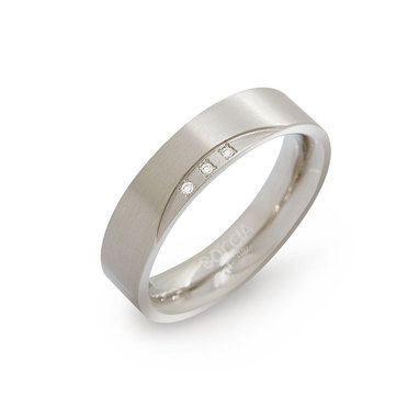 Deze prachtige Boccia 0138-02 ring is volledig vervaardigd uit titanium. De ring is 5 mm breed en heeft een prachtige gematteerde afwerking. Het model is verder gezet met 3 * 0.015 ct briljant geslepen diamant