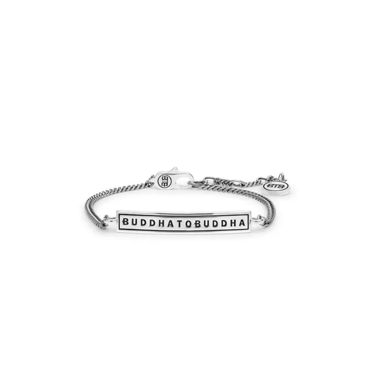 Buddha to Buddha enkelbandje, 901 S Essentiale Logo

De Essential Logo armband/enkelband is een veelzijdig en stijlvol accessoire en een echte musthave voor iedere Buddha to Buddha liefhebber! Een modulaire armband/enkelband, gemaakt van premium sterling zilver. Het Essential enkelbandje heeft dezelfde chain als onze beroemde Essential-ketting en is voorzien van een prachtig Buddha to Buddha-logoplaatje. Het is verkrijgbaar in twee maten - klein S 21 cm en groot L 24 cm - en kan worden aangepast in vijf verschillende maten, waardoor een comfortabele en perfecte pasvorm voor ieders pols of enkel wordt gegarandeerd. Het minimalistische ontwerp maakt het gemakkelijk te combineren met elke outfit.
