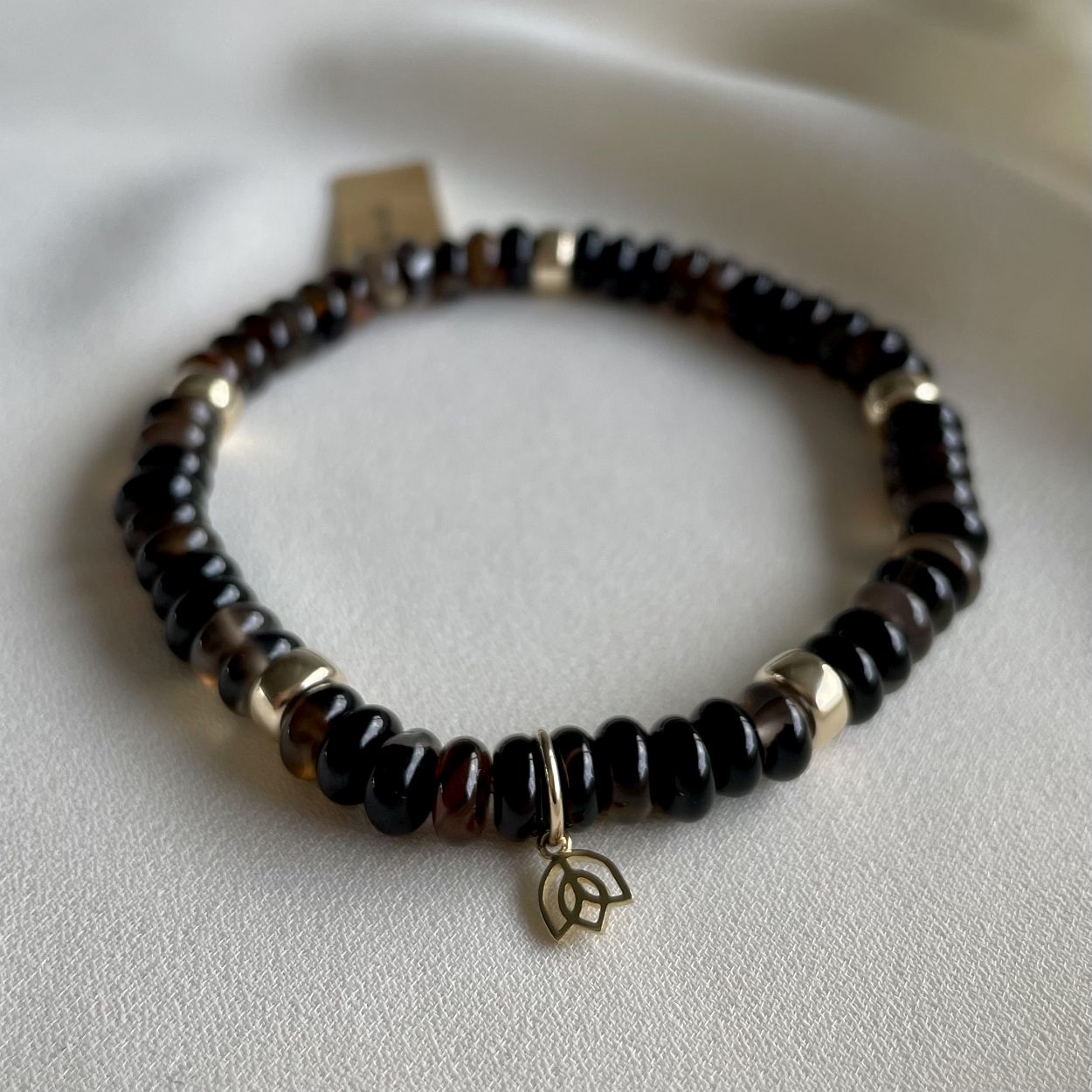Deze armband is van het merk YG Jewelry. Het is een dames sieraad
De verdere specificaties van de armband zijn als volgt:
Steensoort: Quartz
Steenkleur: Zwart
Goud: 14 Kt
