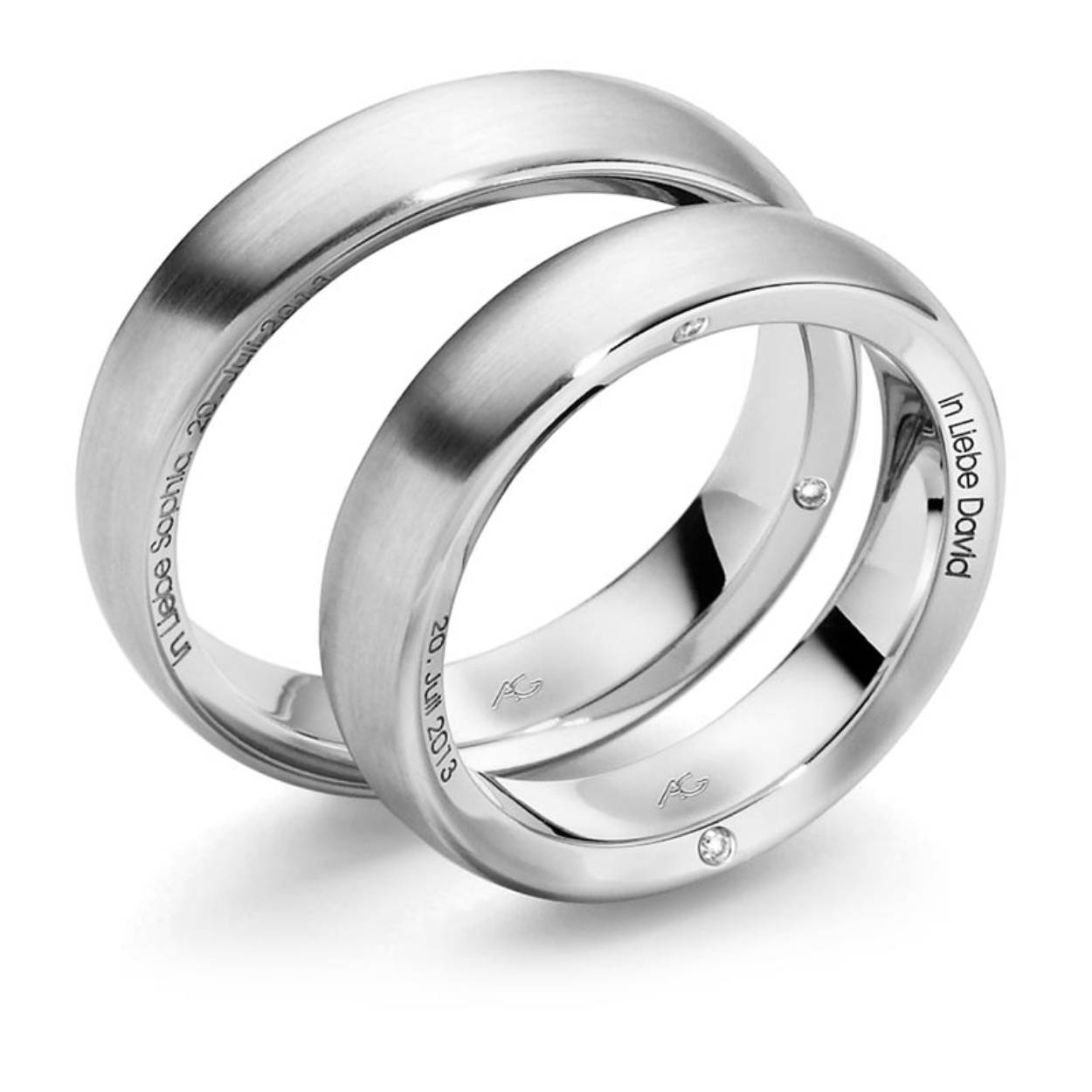 585 witgouden trouwringen, mat, 5 mm breed. De damesring heeft aan de zijkant 2 briljanten in totaal 0.01ct