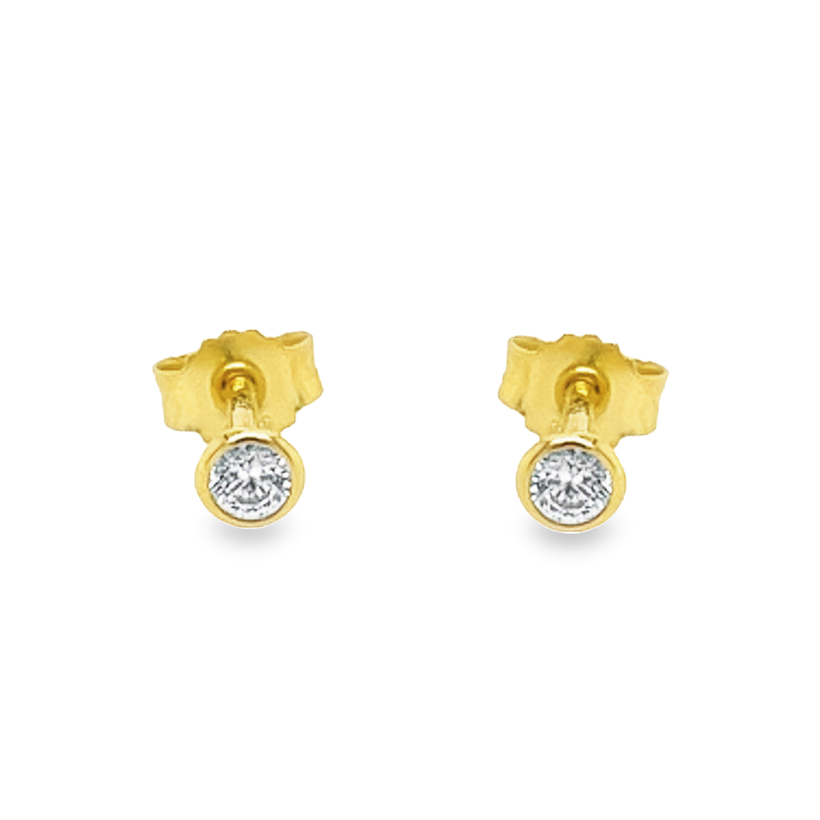 Deze geel gouden oorsteker hebben een ronde zetkast. Het steentje is een Zirkonia steen. Geel gouden oorstekers met een zirkonia steen zijn altijd een goede keuze!