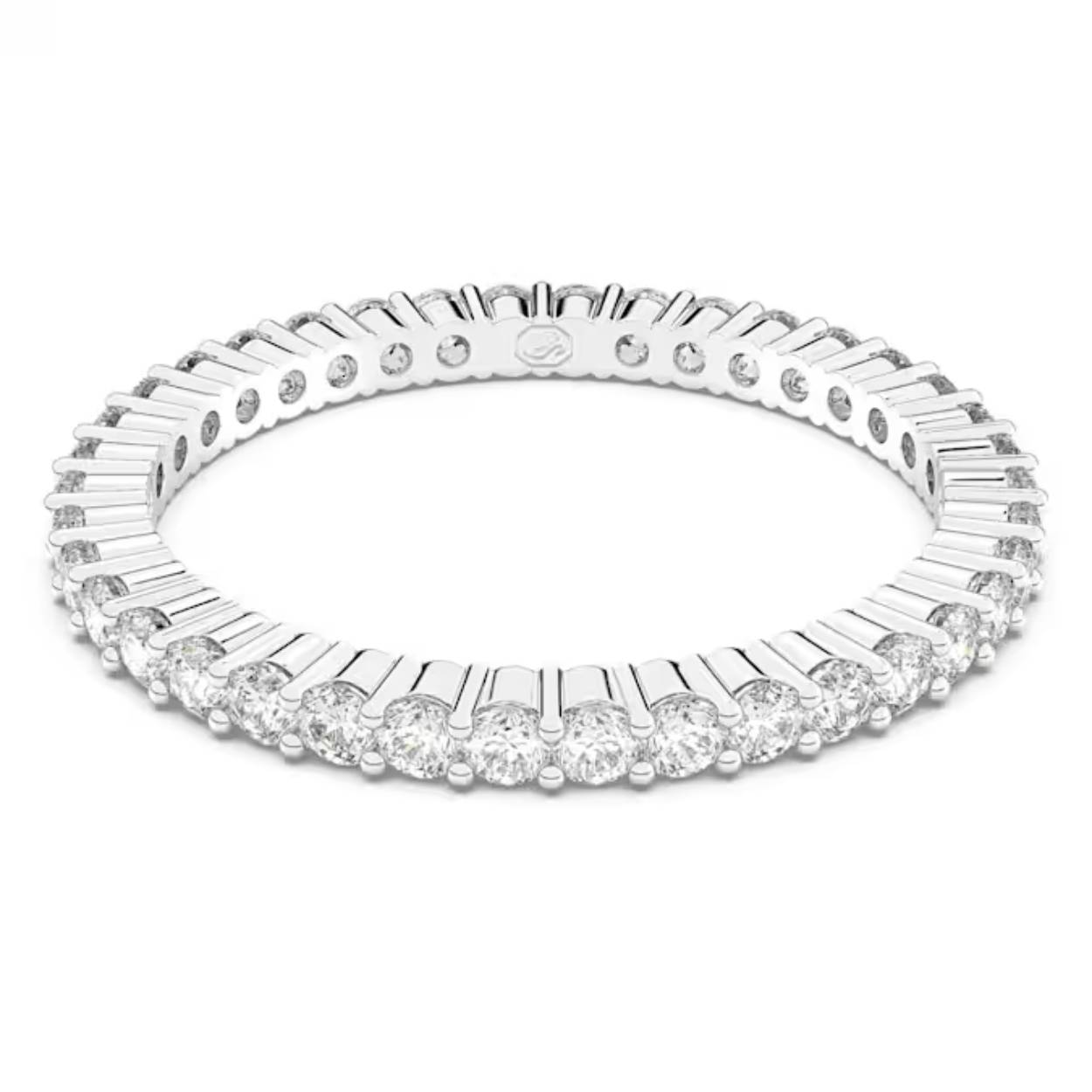 Deze Matrix Vittore-ring is ideaal als een subtiel glinsterend accent. Het sieraad bevat een prachtige combinatie van heldere ronde stenen met een zilverkleurige afwerking, wat zorgt voor een tijdloze en luxueuze uitstraling. De ring is ontworpen om vanuit elke hoek te schitteren en kan gecombineerd worden met andere sieraden, zoals een oogverblindende cocktailring voor een adembenemend contrast.
Artikelnr.: 5656298
Collectie:  Matrix Vittore
Materiaal:  Zilverkleurige afwerking, Zirkonia
Kleur:  Wit