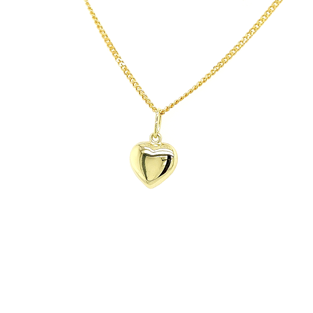 Deze geel gouden hanger is ontzettend leuk! Een hartje heeft altijd een speciale betekenis en staat symbool voor de liefde. De hanger is bol en aan beide kanten glad gepolijst.