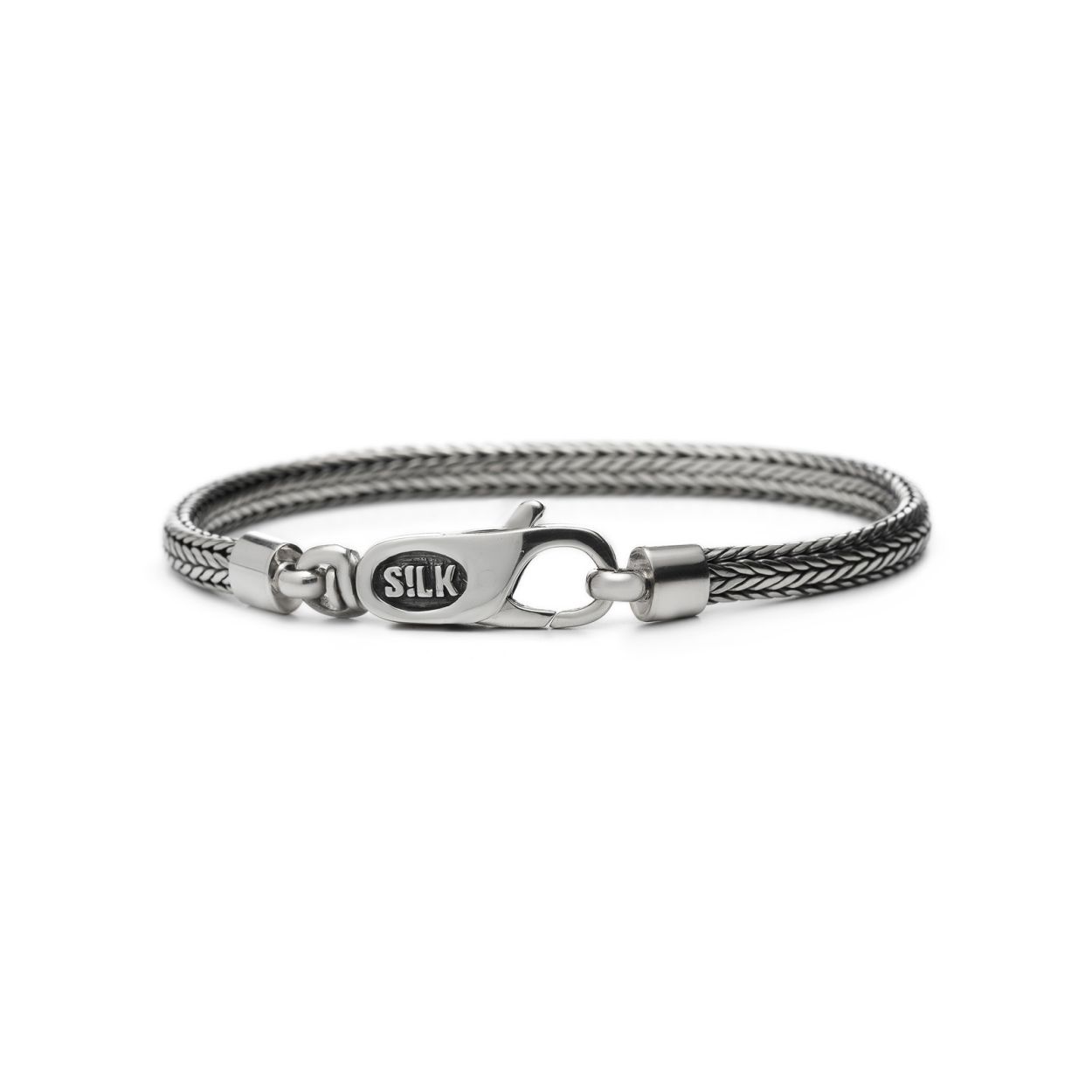 Deze prachtige zilveren armband is gemaakt van zijde en heeft een lengte van 19 cm. De armband is voorzien van een elegante glans en is perfect om te dragen bij elke gelegenheid. Met zijn klassieke uitstraling voegt hij een vleugje glamour toe aan elke outfit. Draag deze armband alleen of combineer hem met andere sieraden voor een statement look.