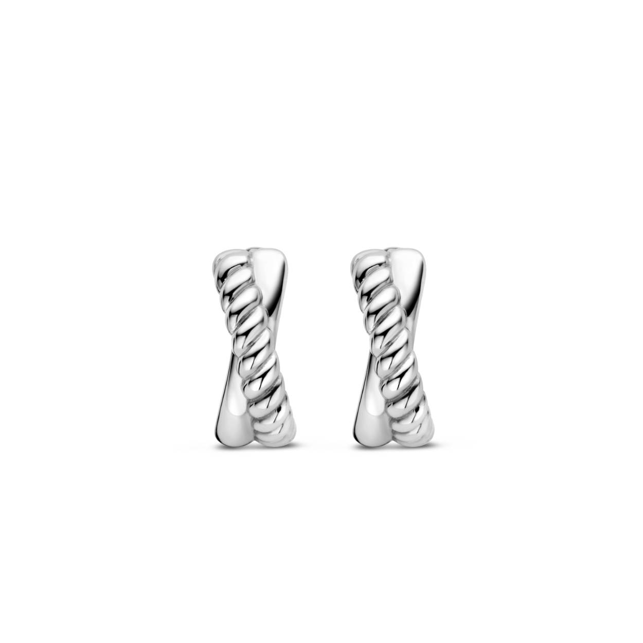 Deze zilveren TI SENTO - Milano oorbellen 7667ST hebben twee verfijnde gekruiste cirkels en een gestructureerd design. Ze zijn gemaakt van 925 sterling zilver en bedekt met een dikke laag rhodium om ze te beschermen en lichtgevend te houden. Meng ze met meer hoepels of studs; creëer je eigen earparty.