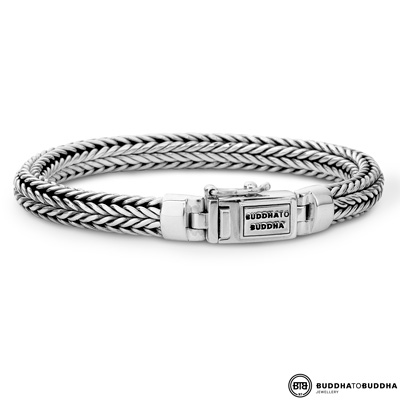 De 150-F is een prachtig zilveren armband, ideaal voor elke gelegenheid. Met een polsomtrek van 210 mm, past hij comfortabel om de meeste polsen. Draag deze opvallende armband alleen voor een elegante look of combineer met andere armbanden voor een trendy, gelaagd effect. Een perfecte aanvulling op elke sieradencollectie!