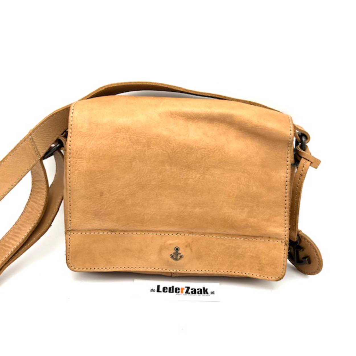 Handig klep tasje met rits onder de klep. Tas is tevens voorzien van achterrits. Binnenkant is voorzien van een ritsvakje.

Afmetingen:
Hoogte 19cm x breedte 20cm x diep 5.5cm