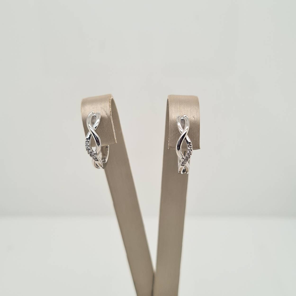 Prachtige 14 karaat witgouden oorbellen met diamant, 0.03crt.