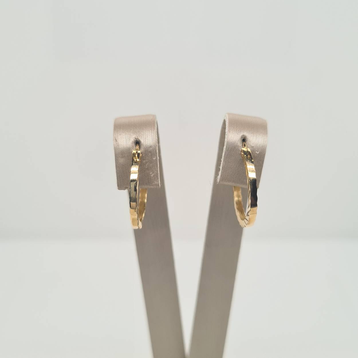 Geelgouden creolen met een vierkante gediamanteerde buis en een scharnier-sluiting. 
16 x 1x3mm